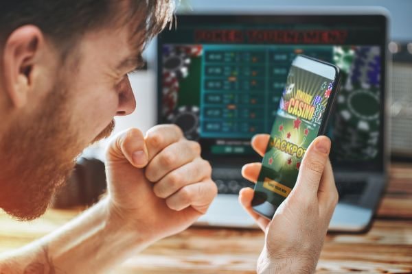Layar strategi Teen Patti harum4 menampilkan tabel kombinasi kartu dan saran tindakan berdasarkan kartu Anda